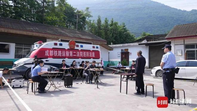 四川，一66岁老汉承包了20多亩林地，放任2只猎梗犬漫山遍野捕猎，短短一年就猎获