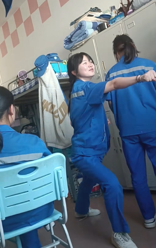 哈哈哈这个学校的校服咋这样啊​​​