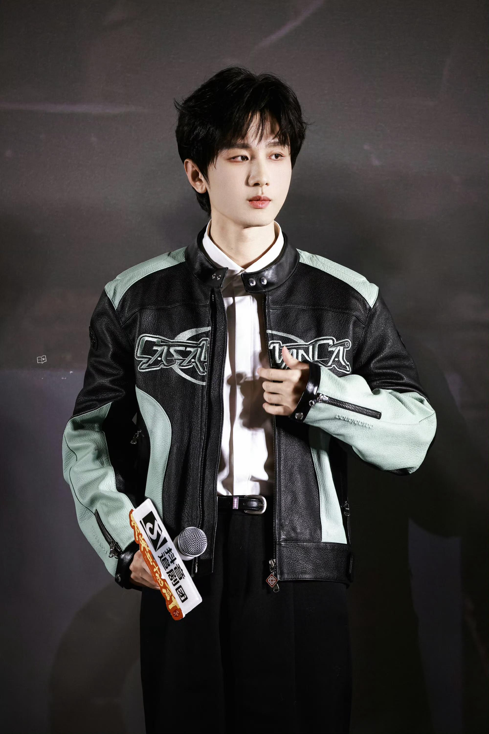 成毅回应疯狂的谢淮安成毅卑微喊话“求求你们再看一会儿吧”，还说谢淮安是疯狂与理性