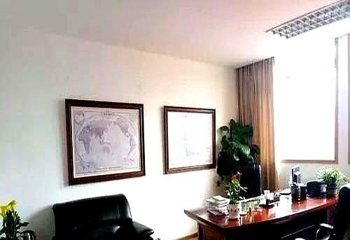 我在省厅跟班学习的时候，在副厅长门口排队给副厅长签文件，好几个处长公然插队，无视