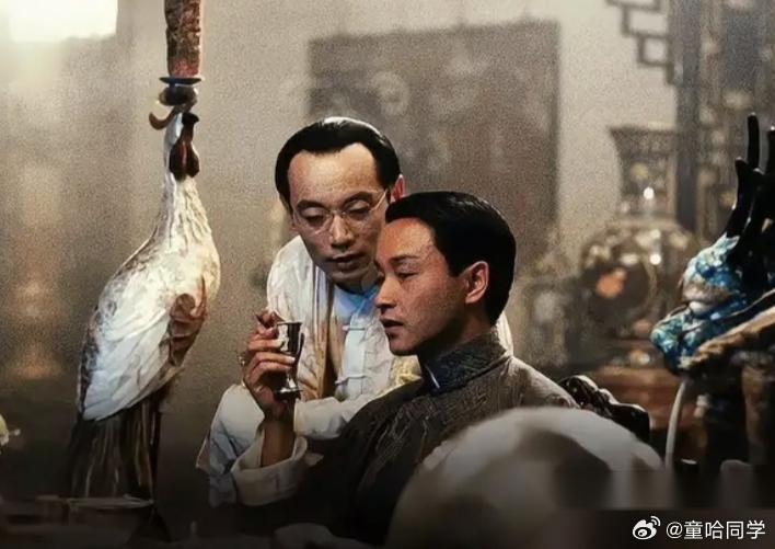 陈凯歌当年拍电影《霸王别姬》死活不肯用巩俐，就因为他觉得巩俐是张艺谋的人，一手由