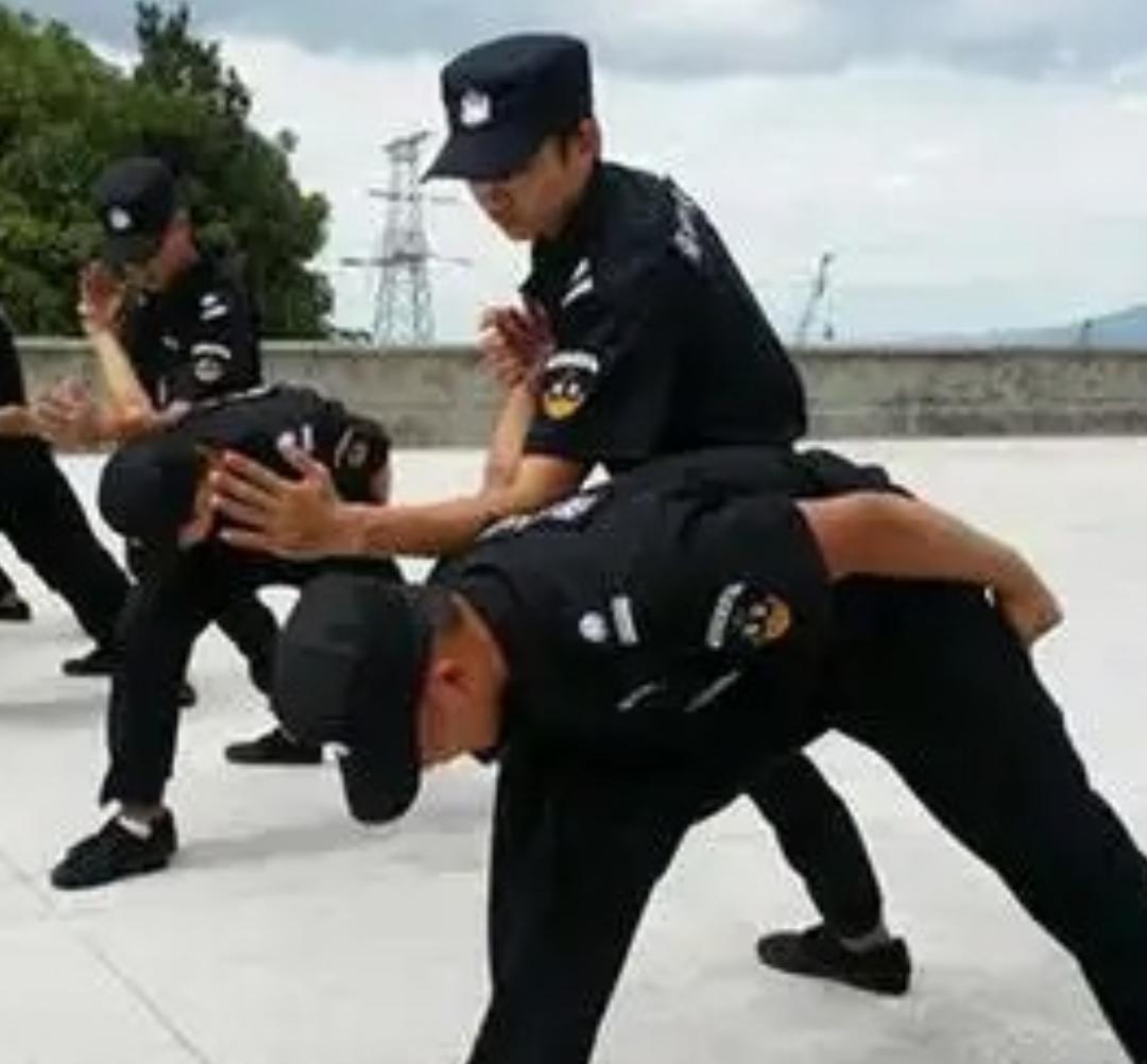 想当好保安，首先就是要有底气和自信，不能胆小怕事，不必畏惧任何人，不必恐慌任何事