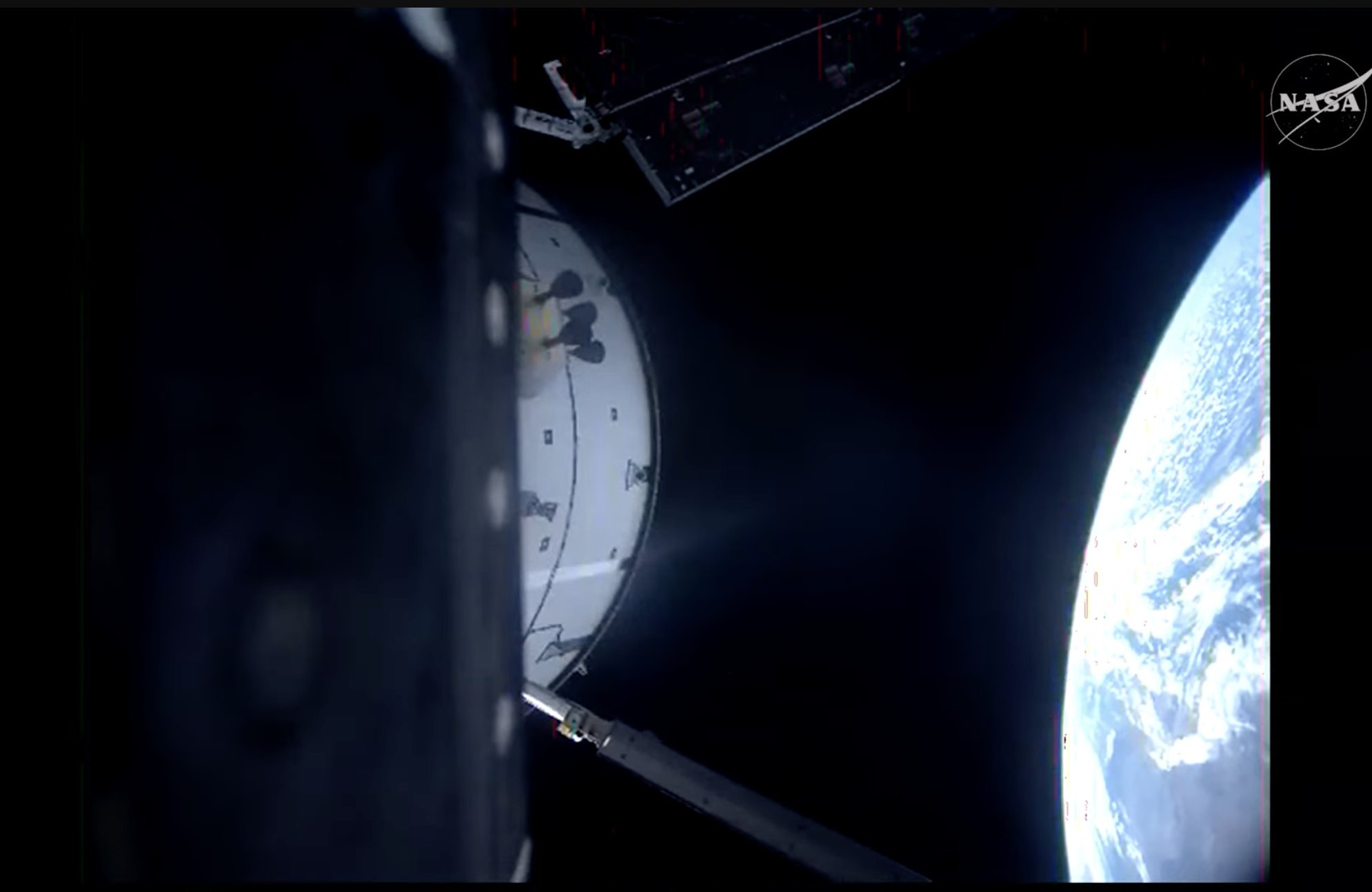 阿尔忒弥斯2号猎户座飞船监控相机画面，目前地面中心和宇航员正在排除舱内厕所问题