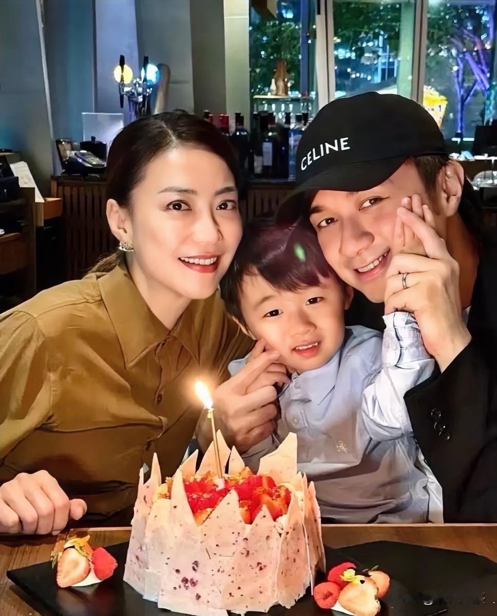 58岁产子，除了勇气更需要“神队友”！古巨基妻子陈韵晴高龄拼二胎，网友感慨“