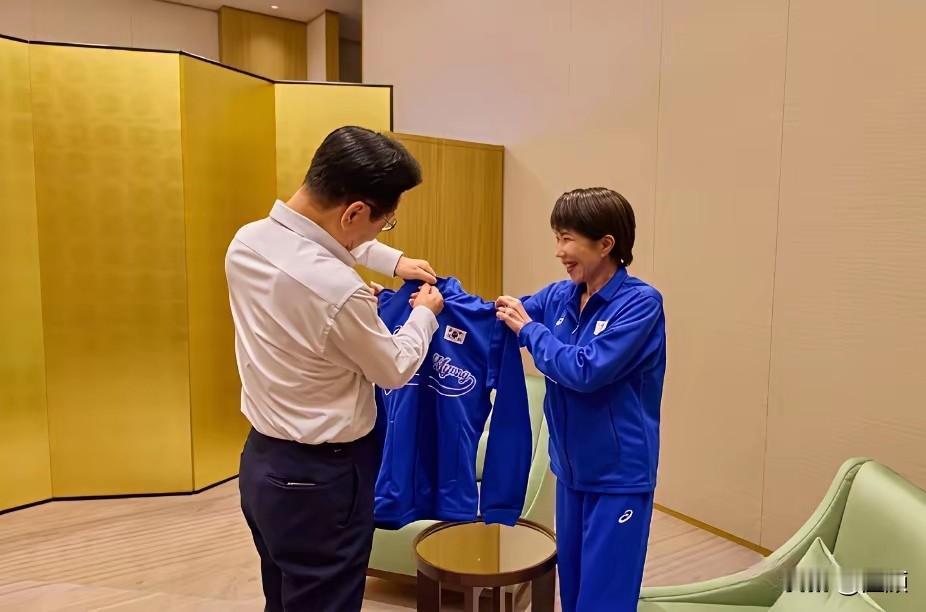 李在明高市早苗会谈后开启“架子鼓外交”。两人换统一蓝色服装，合奏BTS《Dyna