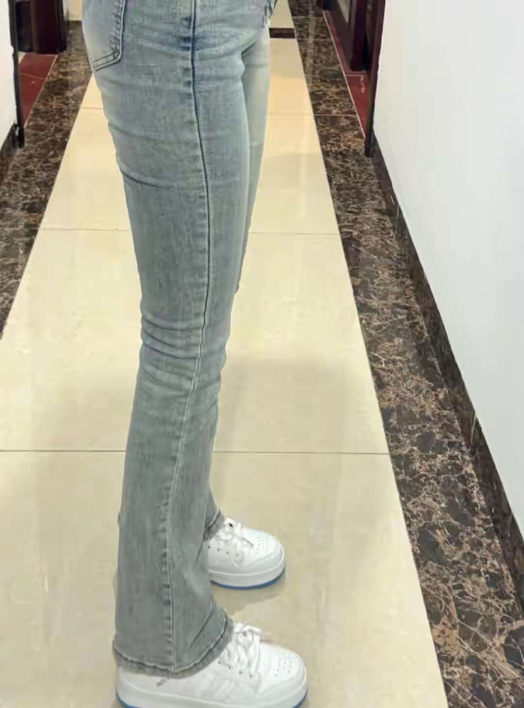 有这双腿，根本就不需要看脸了吧。绝对是个大美女啊