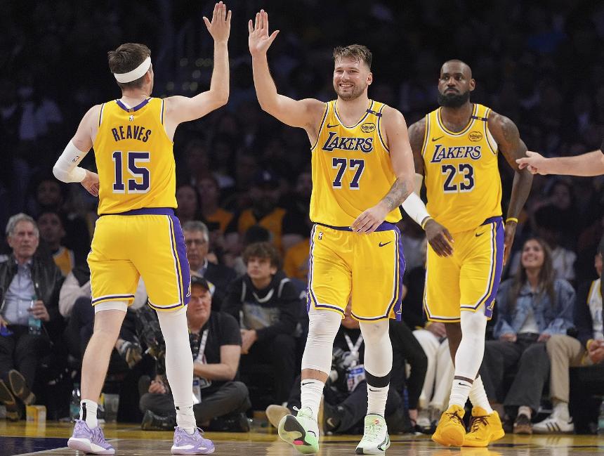 三核运转流畅，超巨抱团一难题被东詹里解决，秘诀朴实无华大胜快船的夜晚，湖人东詹