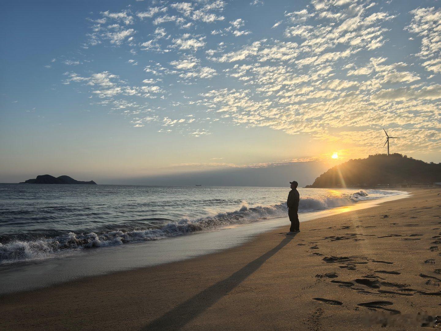 在东山岛面朝大海福建东山岛与中国台湾省的澎湖列岛隔海相望，最短直线距离仅约98