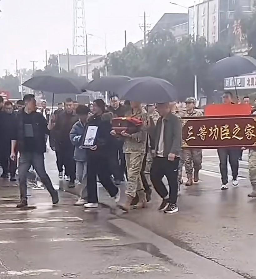 25岁海军陆战队英雄魂归故里！谢丛欣，他也只不过是个20来岁的年轻人。大家都在询