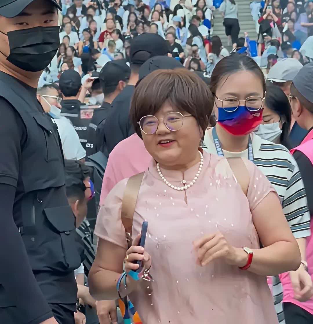 张杰演唱会，妈妈惊喜现身力挺！她面容年轻，与张杰五官神似，网友打趣：宛如戴假发微