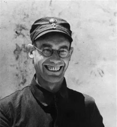 1932年，李德来到中国，成为红军的军事顾问。来到中央苏区不久，33岁的李德便耐