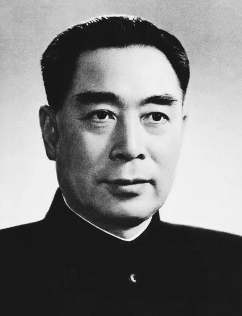1961年，周总理在钓鱼台偶遇一个落单的少女，就问她：“你爸爸是谁？”少女说：“