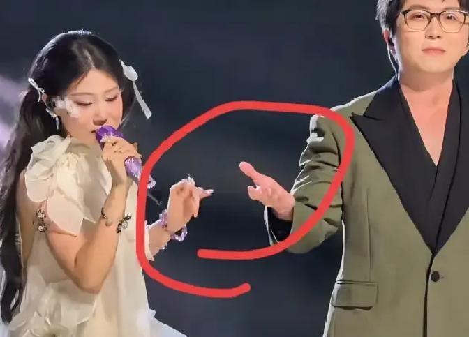 拒绝互动三次，毛不易被晾在台上跨年那晚，镜头扫到沈佳润，她往左一步躲开毛不