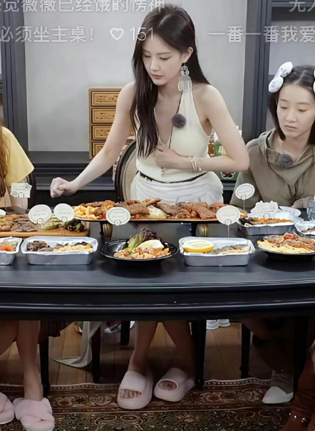 李一桐，这个脚站立的姿势，是怎么站起来的？​​​