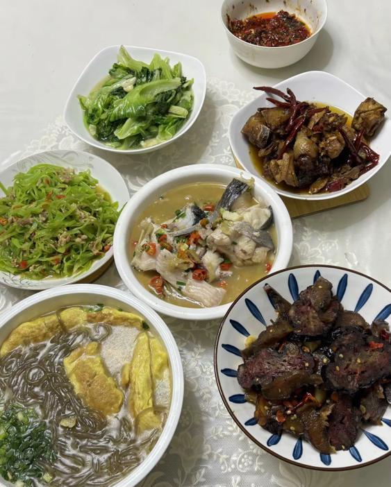 十一假期第一天，我已经到家了！终于吃上了妈妈做的饭……平时我们家餐桌上只有一个
