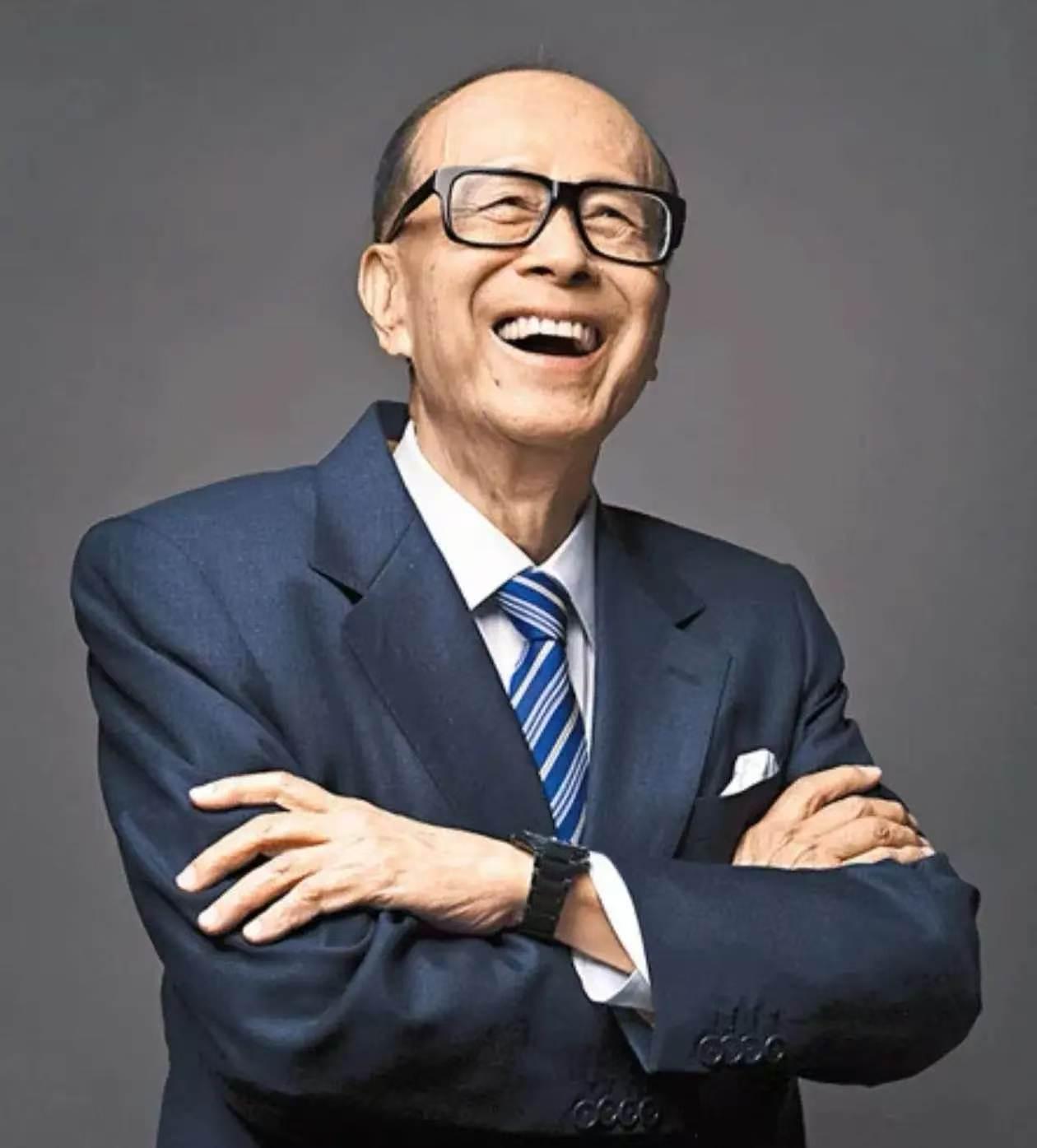 有人说，实在不理解，李嘉诚有什么坏的风评？1．改革开放，第一个表明态度的商