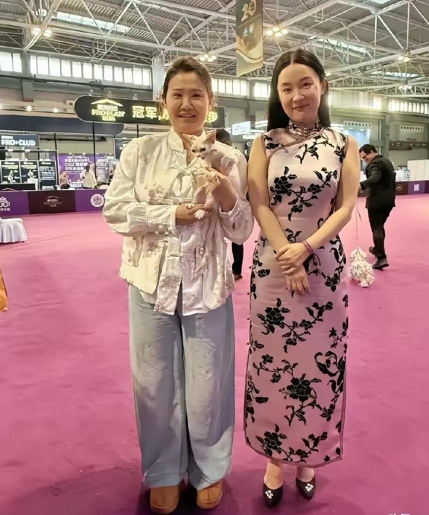 明星真的别轻易跟路人合照，太吃亏了明星最怕的不是镜头，而是路人手里无滤镜无