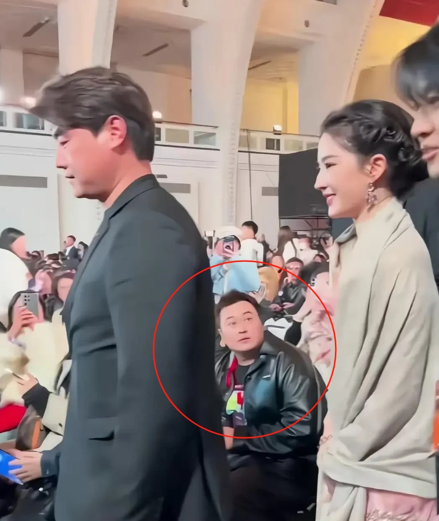 不怪小伙子看得目不转睛，遇到神仙姐姐，换我也是一样。[哭着笑][哭着笑][哭着笑