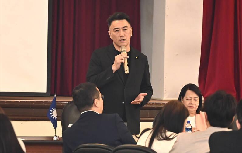 卓荣泰包机赴日看球陷争议国民党团连环质问：自费还是全民买单？欠全民一个交代！