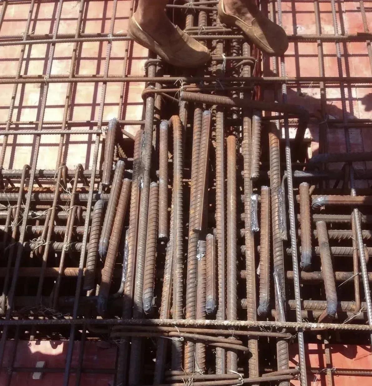 今天验收顶板钢筋时监理工程师说，顶板钢筋绑扎的基本没什么太大问题，就是钢筋上的锈