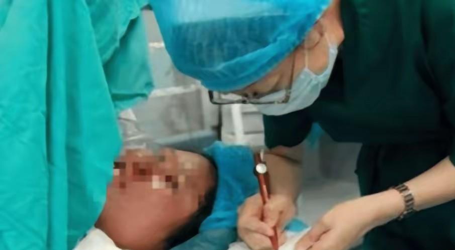 河南一聋哑女子难产，医生解开衣服一瞬间，肚子上面写着：“如果有危险，请先保孩子，