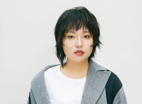 毛不易问李雪琴:“你在北京生活，你妈也能在北京生活吗？”李雪琴斩钉截铁地说:“不