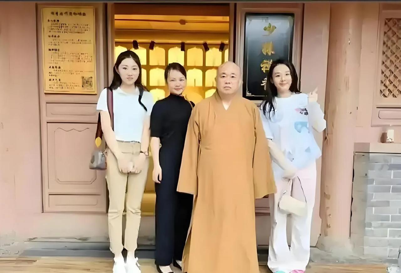 开光与脱光只有一字之差开光是宗教为佛像、法器或吉祥物赋予神圣能量的仪式。脱光衣