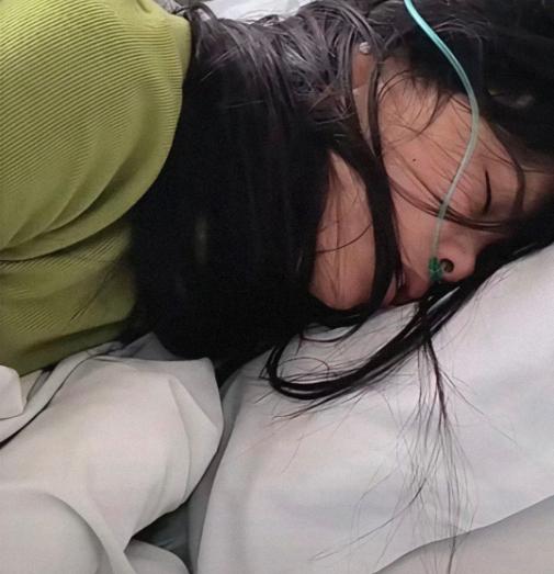 女孩的母亲说：“我们暂时不考虑商量赔偿，只要看到他们（两口子）受到法律的惩罚。