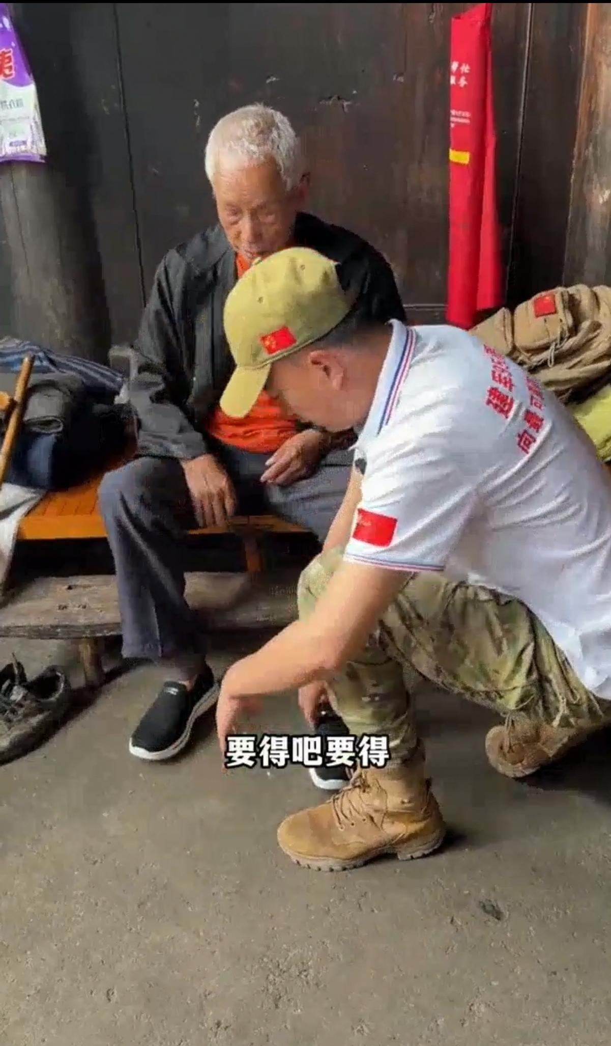 见到98岁抗美援朝老兵，敬礼那一刻瞬间破防！寻访队伍上门看望一位98岁志愿