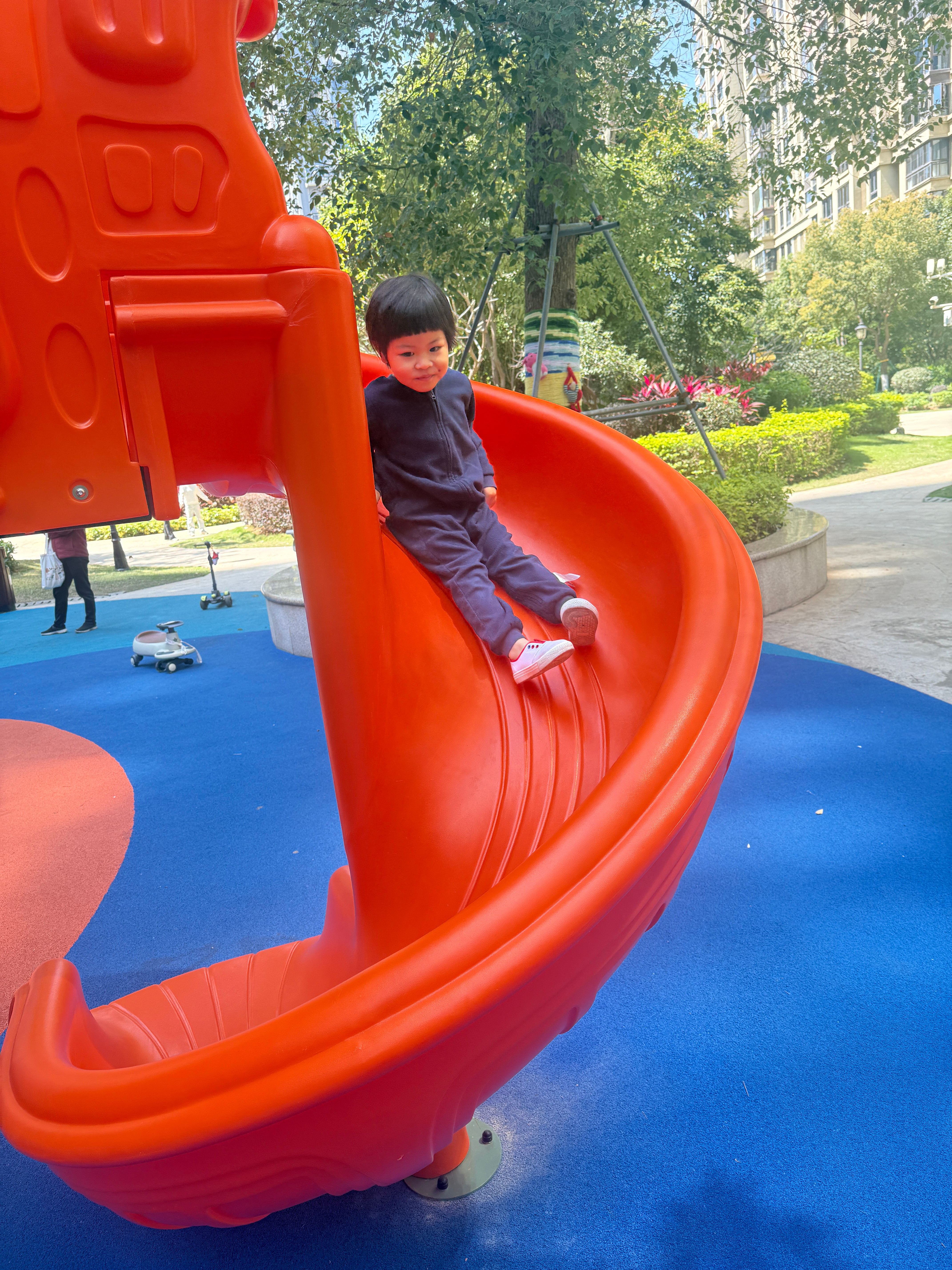 带孩子下楼玩，心中想着等球球上了幼儿园，就不能这样陪她玩了，心中涌起一丝伤感走了