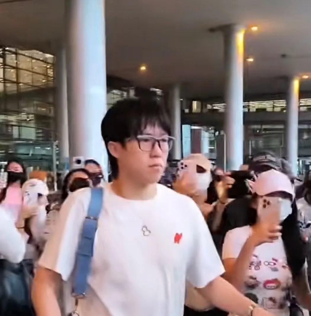 王楚钦结束美国之旅，刚下飞机就被代拍者围追堵截。大头的厌烦都在脸上写着呢。大头
