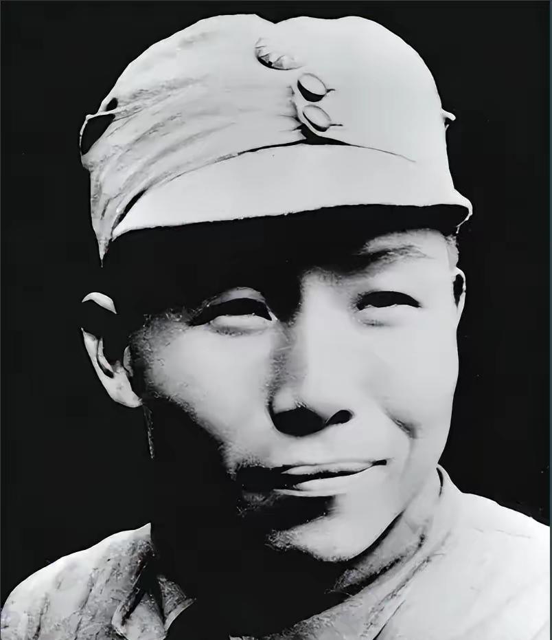 1942年，新四军一个师参谋长被一万多日伪军堵在小村里，他身上只有一支手枪，突围