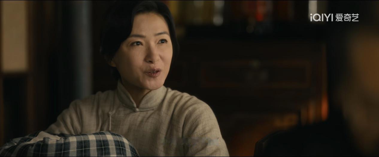 《八千里路云和月》里面有一幕特别搞笑，那就是万福请太爷帮忙写信。万福叽里呱啦