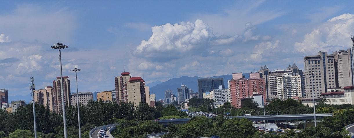 美丽的北京天空北京夏日天空美如画，蓝天白云美不胜收