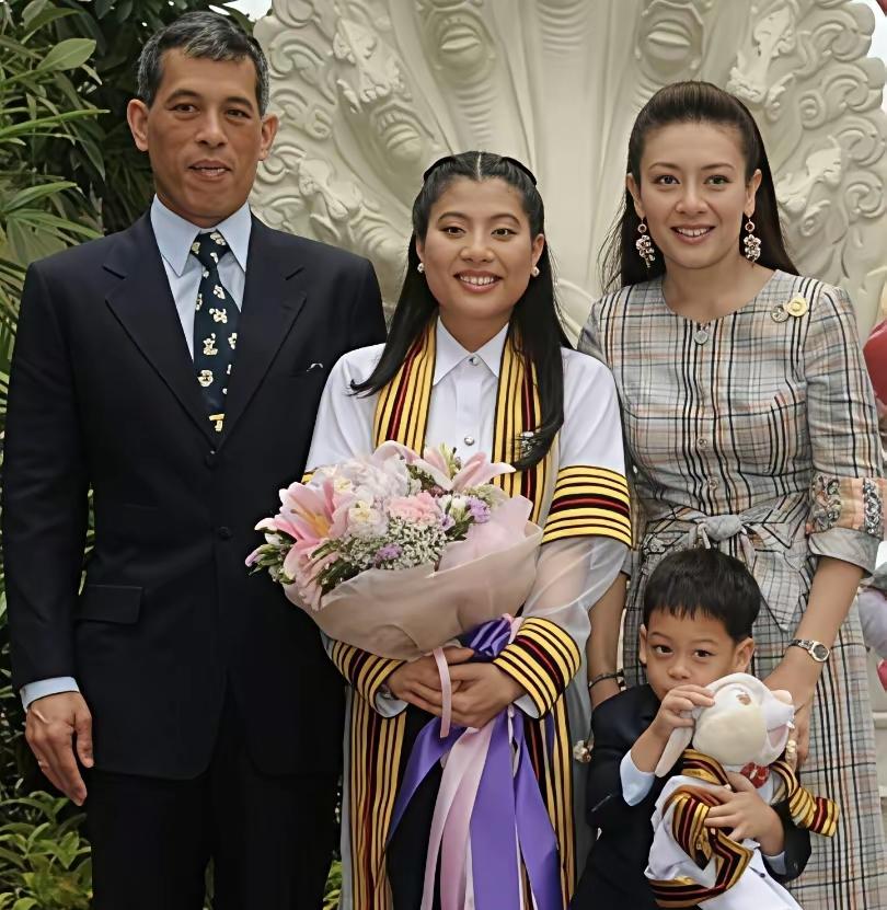 二公主这颜值，变化不要太明显！刚毕业的思梵蕊，其貌不扬，五官一般，肤色暗沉，身