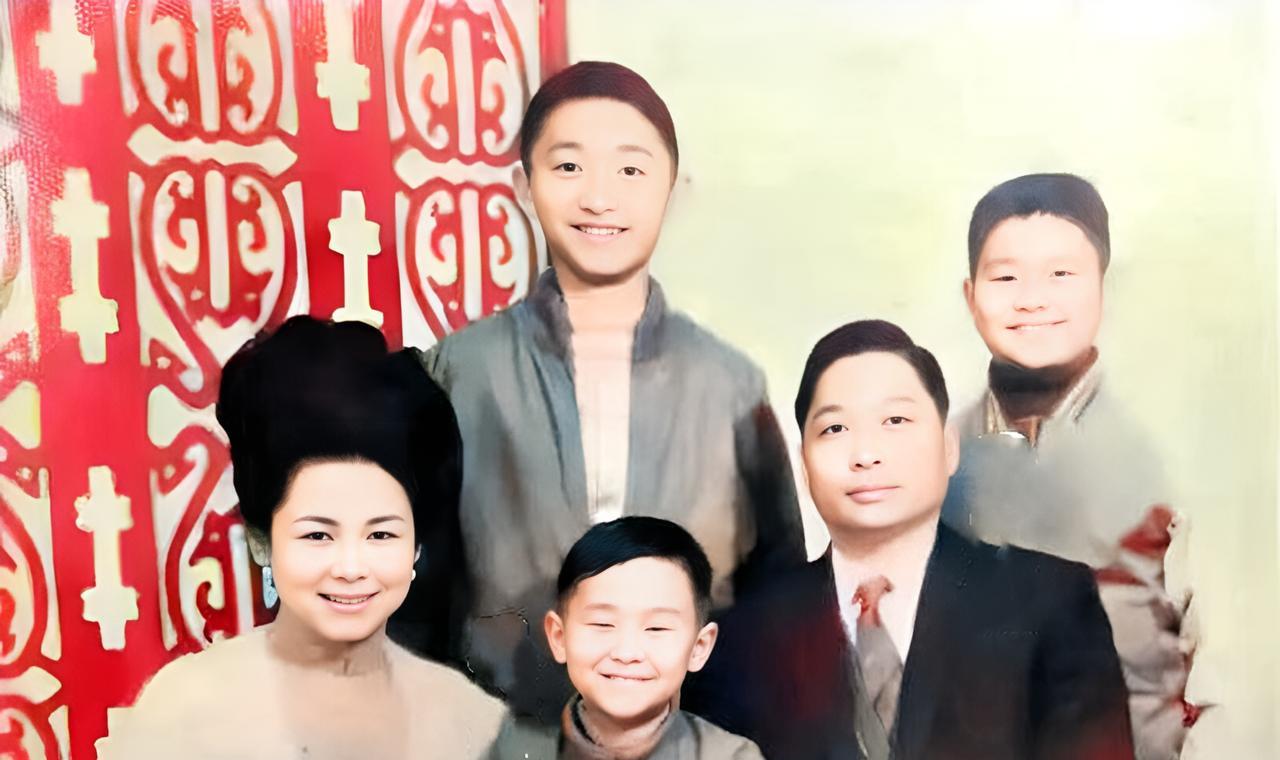 这是小时候的王世坚与自己的父母还有哥哥在一起。王世坚的父亲王明德长得人模狗样，却