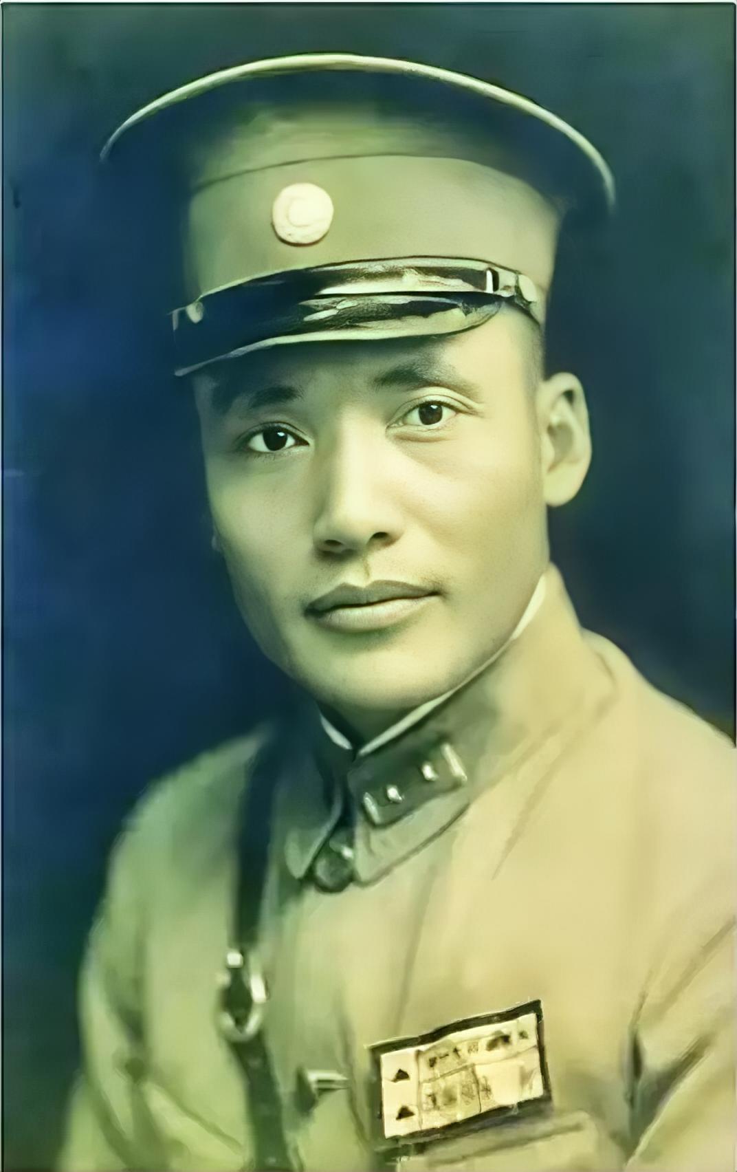 1936年，一名国民党中将跟随红军走完长征，谁知等到了延安，毛主席却对他挥了挥手