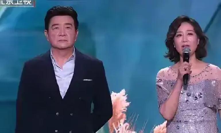 周里京这名字现在听的人不多，可当年他一张脸就是流量。八十年代的电影院里，海报只