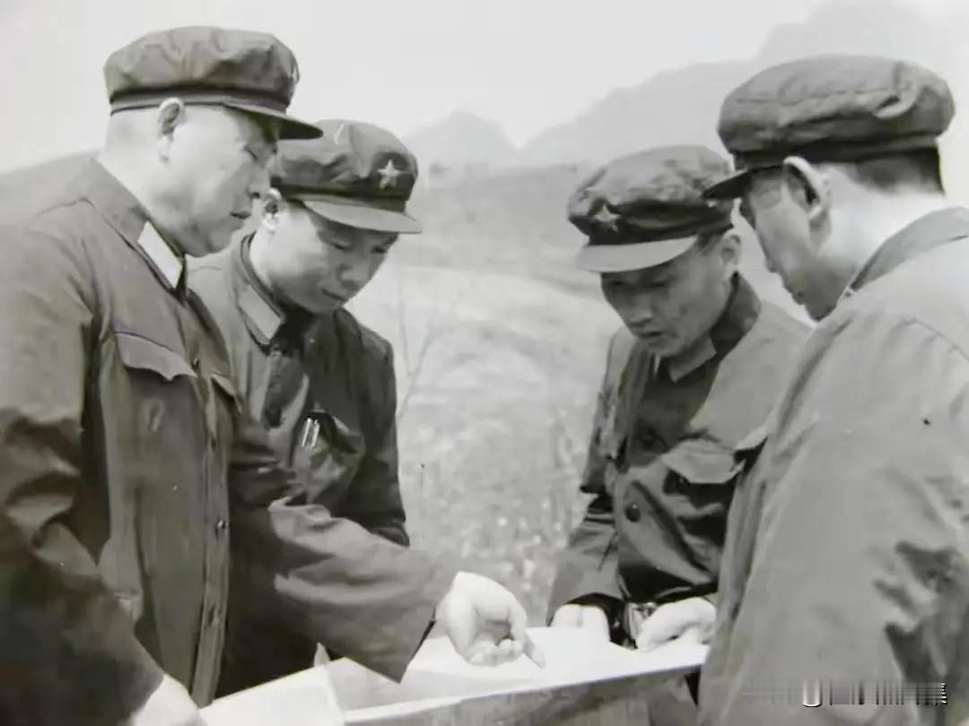 1980年，沈阳军区司令员李德生将军（左一）勘察地形时的照片。他带领军区党委深入