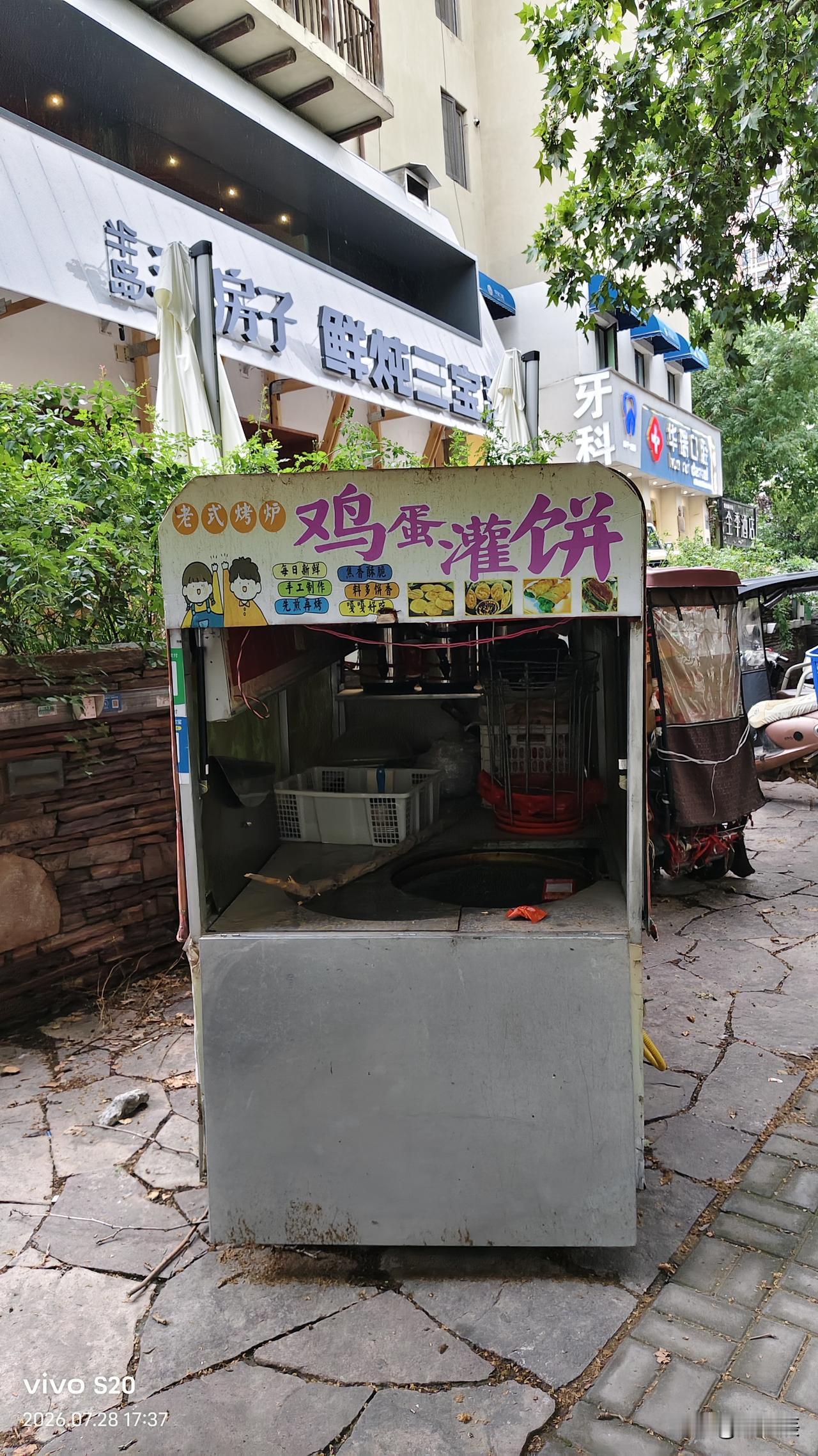 这辆鸡蛋灌饼售卖车停在路边已经快一个月了，它的主人去了哪里？这是郑州金水区丰