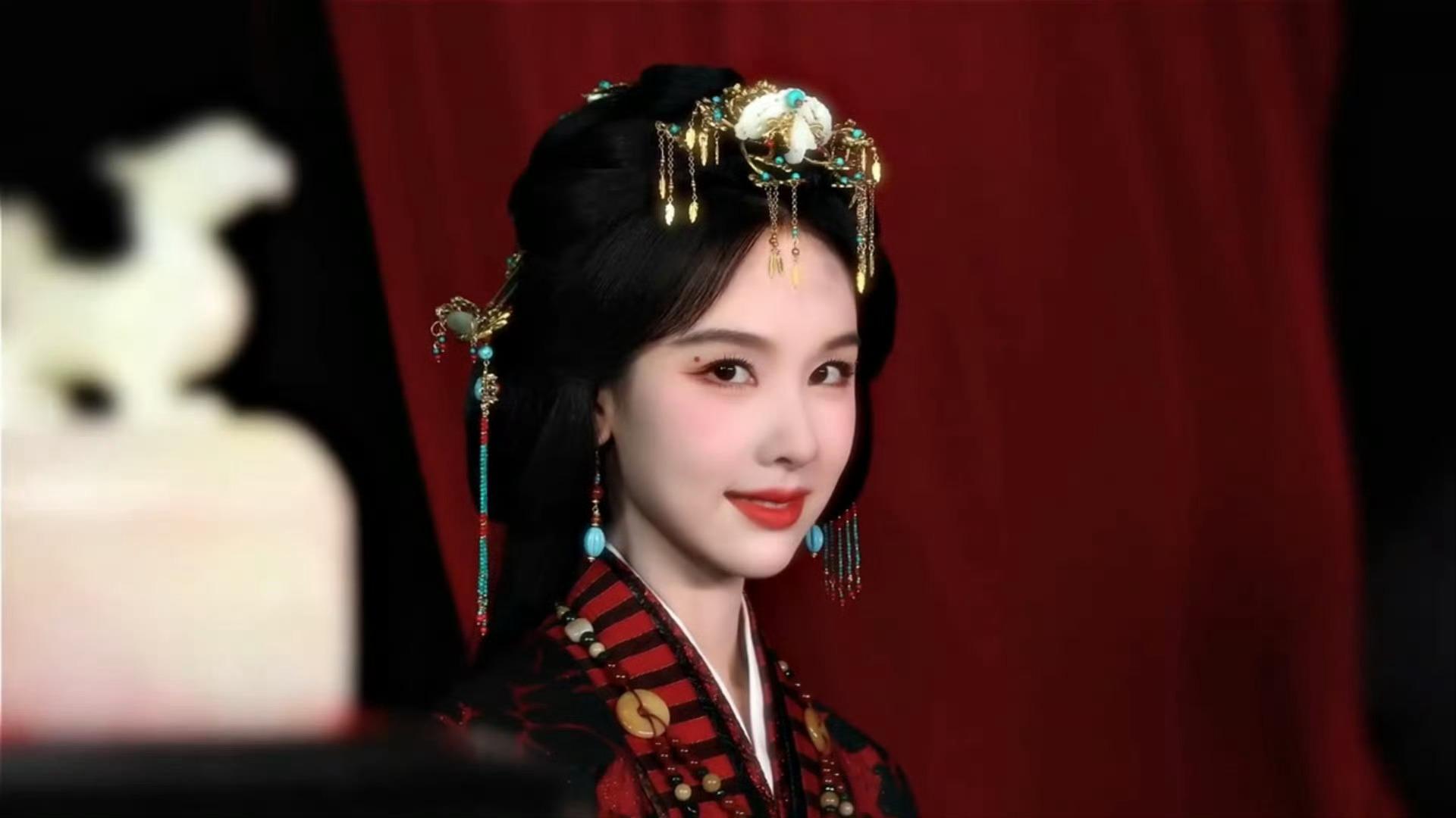 陈都灵发翘楚杀青文都灵就是适合各种古装，后宫、宅斗，白切黑～希望剧情可以导演给力