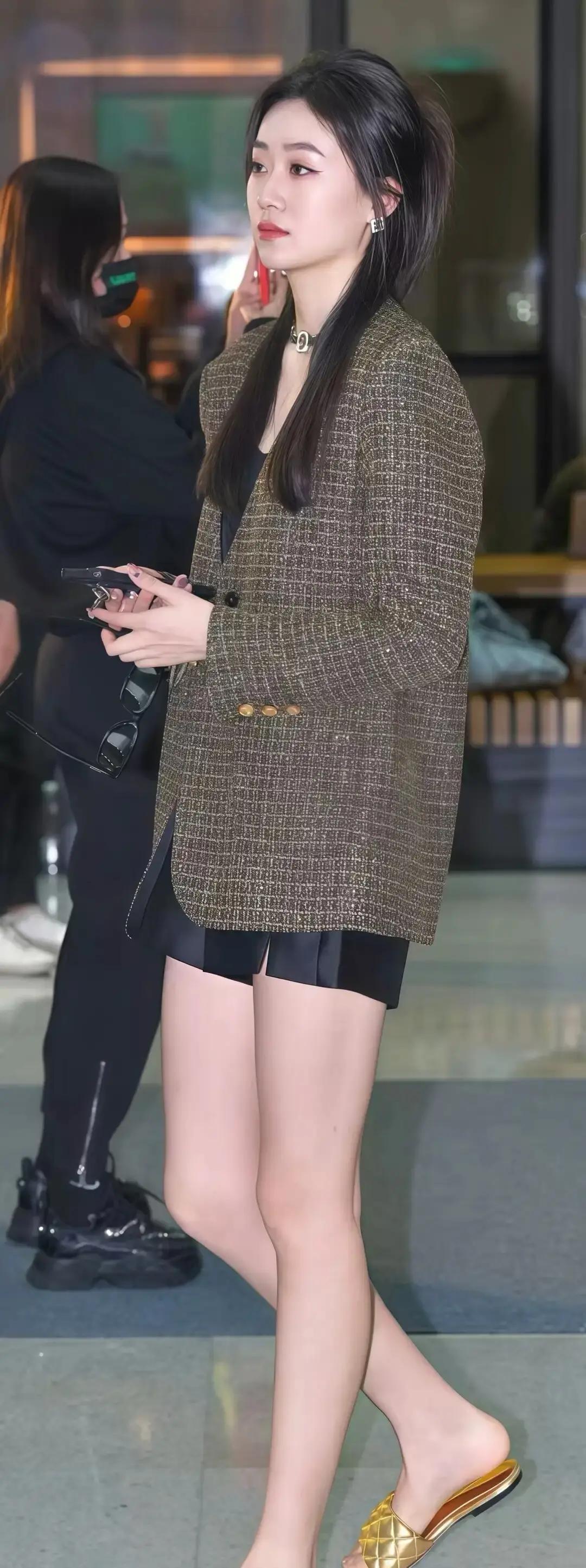 穿西装短裤被说像中介？今天这套，西装盖到大腿根，短裤短到看不见。腿长直接拉