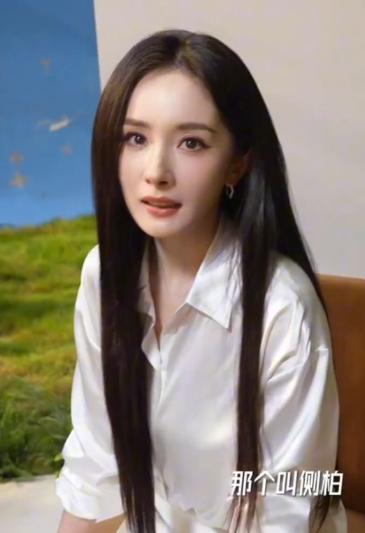 杨幂现挂杨幂七夕纯白大片杨幂现挂，杨幂七夕纯白大片，谁懂和这个幂姐的知性风的貌