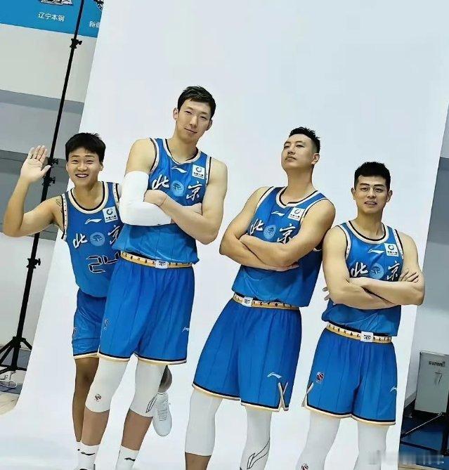 北京男篮这个阵容冲击总冠军难了！就在今天，CBA的转播权总算尘埃落定了，同时CB