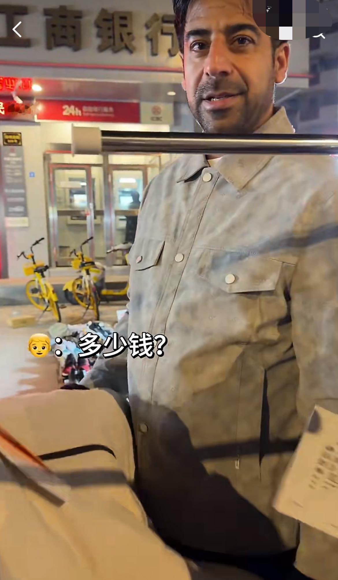 夸三哥一句人家就以为是调情了、印度游客在路边摊看衣服，挑了很久走了，又折返回来问