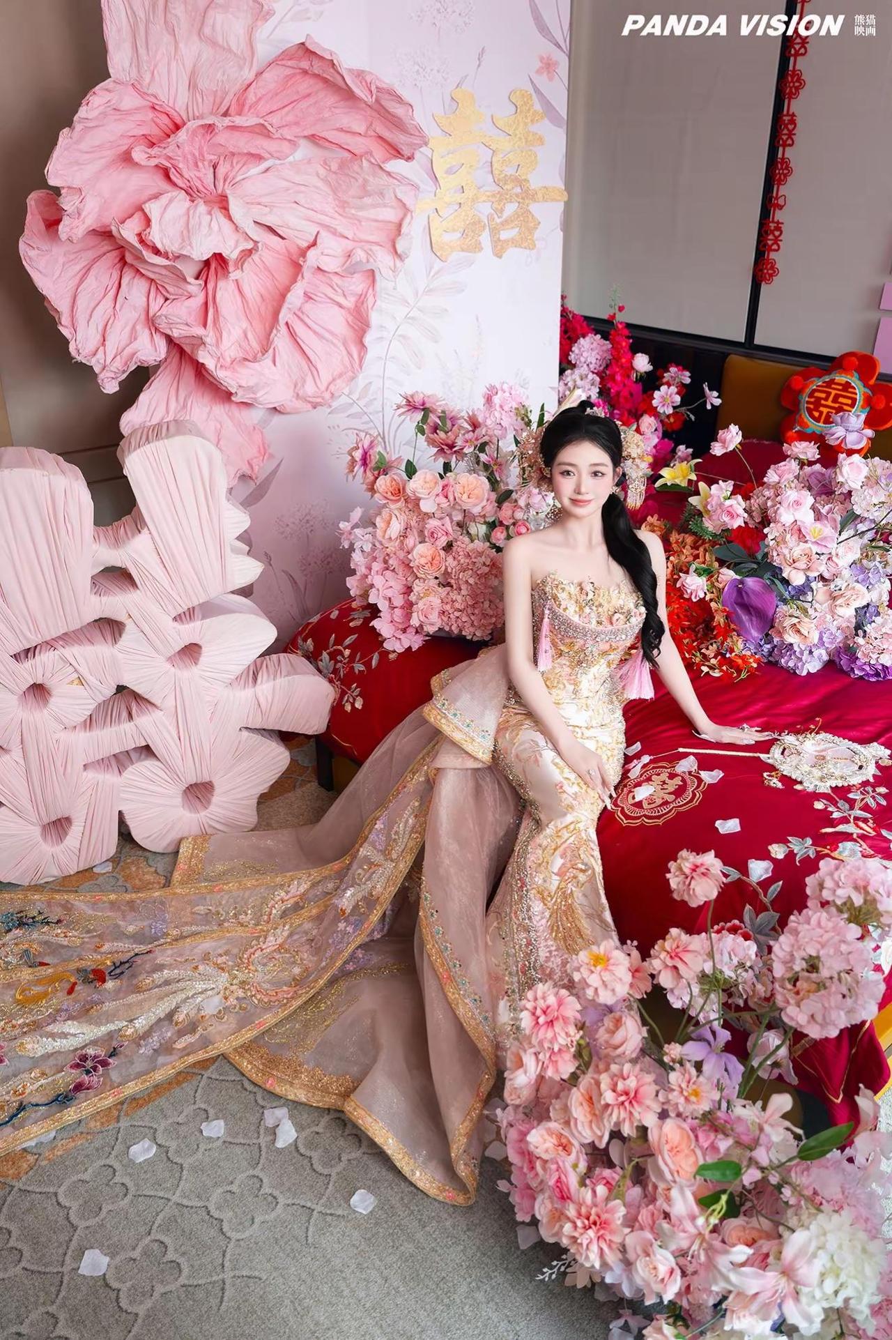 粉色秀禾可爱又浪漫。