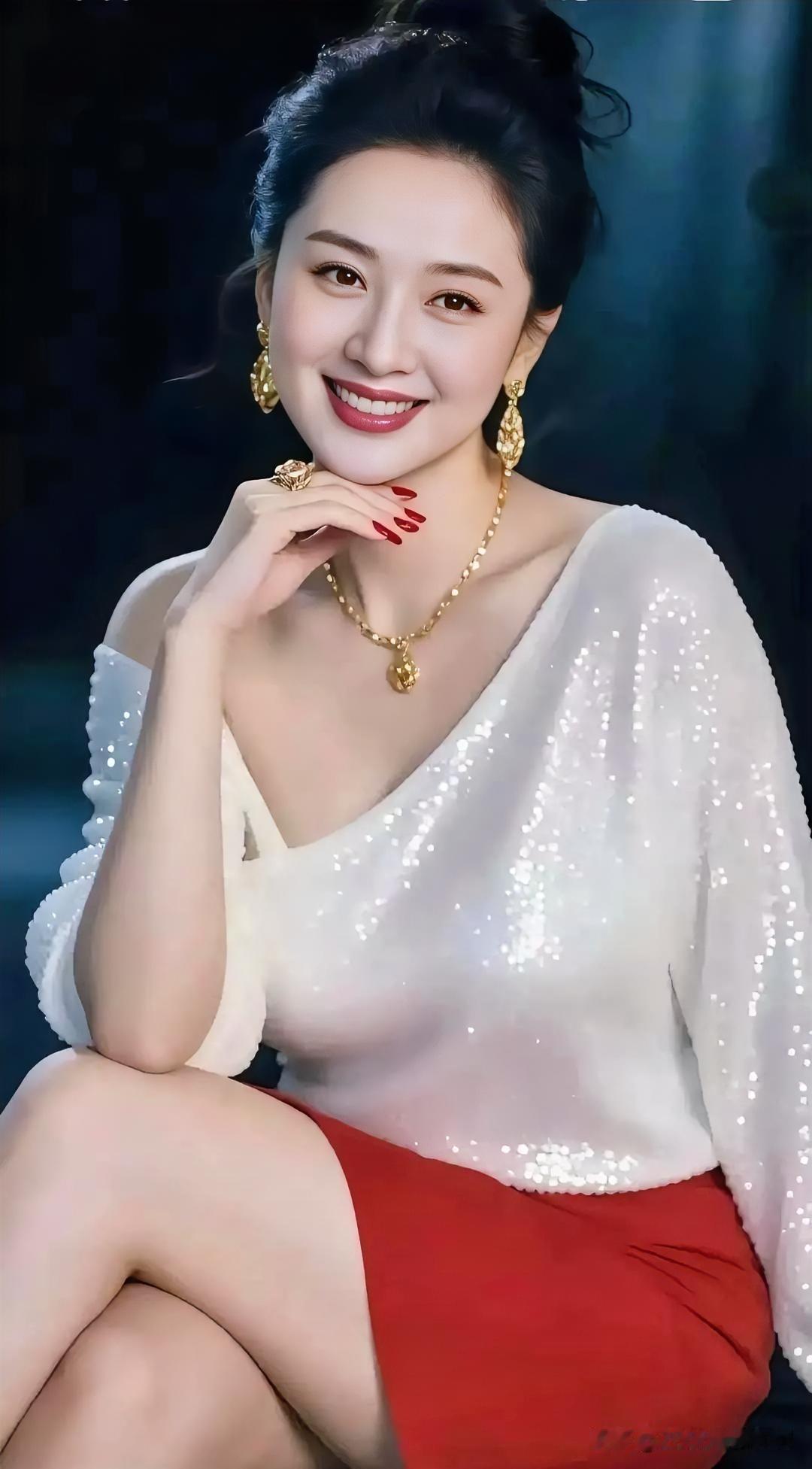 星光织就优雅，红白交织自信。金饰轻点，明艳而不张扬，尽显成熟女性的温润与锋芒。