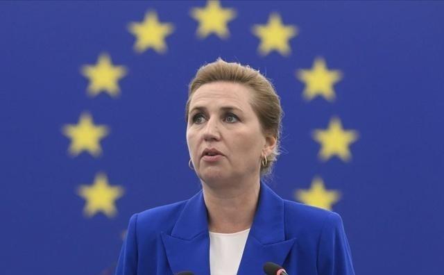 掏枪了！美军C-17直接降在格陵兰首府，丹麦毫不知情，连预警电话都没一个！冰冷的