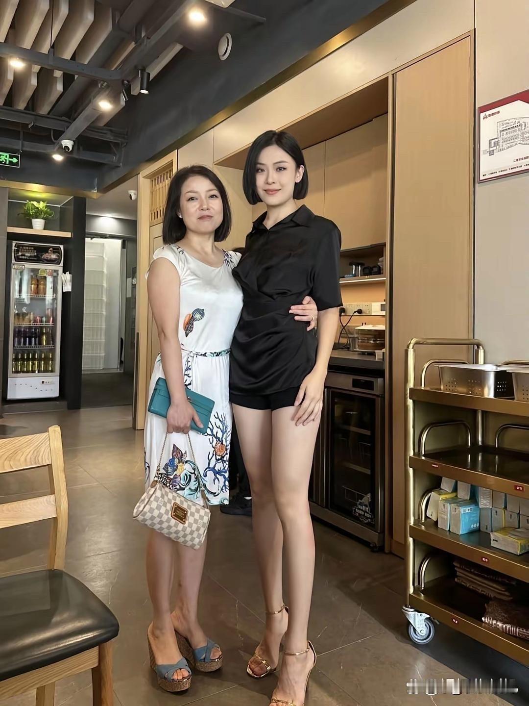 傻傻分不清楚，哪个是妈妈，哪个是女儿