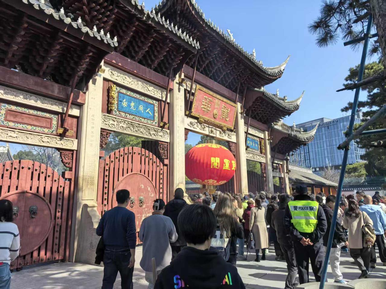 大年初五迎接财神爷，寺庙香火也是最旺盛的，发财面是15元一碗。除了少年寺经营